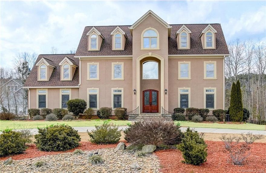 Outstanding Trans. Home near Lake Wylie in a nice private community.
Great curb appeal w/circular drway and 1.19 Ac w/Seasonal Lake Views! HW flrs in Foyer, DR, GR, Kitchen, 1/2 bth; Fab Chef's Kit. w/ Granite counters, Cherry Cab. pull out drawers, blt in desk, SS applianc;12x14 custom Scr prc w/ tile fls, paddle fan; Rear yd encl.w/ Black Alum. Fen; Fin. Media Rm in Basement; Almost 1100 ft on 3rd lvl w/ full bth. Bethel, Oak Ridge and Clover are all Top Ranked Schools and this is an A+ Home!