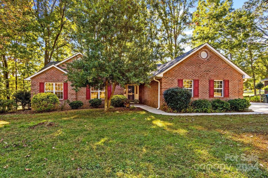 This is the one—perfect for every buyer! Located minutes from I-85, shopping, and dining, this single-level home in the desirable Corbin Hills golf community combines convenience and lifestyle. Enjoy morning and evening views over the golf course from your private rear deck! The home welcomes you with an open foyer leading into a spacious living area featuring a cozy brick fireplace. The open floor plan connects seamlessly to the kitchen and dining areas, making it ideal for entertaining. The kitchen offers plenty of cabinets and counter space, perfect for all your cooking needs. The primary bedroom includes a walk-in closet, soaking tub, and separate shower. All rooms are well-sized, providing comfort and flexibility. A little fresh paint and new carpet will allow you to make this space truly your own. Don’t miss out on this amazing chance to be part of a vibrant neighborhood while enjoying the beauty of golf course living!