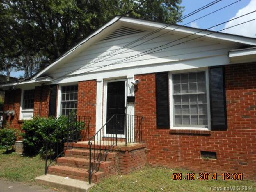 This quaint 2 bedroom 1 bath duplex nestled in the Starmount community features a large family room with original hardwood floors, a nicely equipped kitchen with plenty of counter space and a spacious breakfast area. This home also has hardwood floors and ceiling fans in both bedrooms. Make this place your home today. Call or come in to our office to see this fabulous unit today.