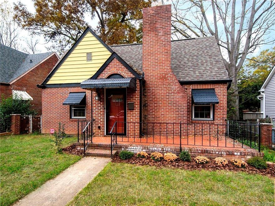 Charming 2 bdrm home within walking distance to uptown, Bank of America Stadium and restaurants. Home features updated kitchen with butcher block countertops, hardwood flooring, large dining area and eat in kitchen. Deck overlooking backyard, right of way behind could be used to access rear parking.