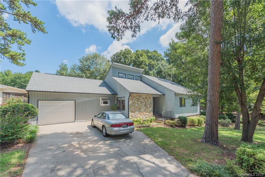 One story home with garage, corner lot on a cul de sac!  Enjoy the Tega Cay lifestyle at a very affordable price.
Golf course community, community pool, tennis courts, walking trails, playgrounds, ballparks,  restaurants, lake access and beaches.   Enjoy paddleboarding, swimming, boating, kayaking. Home sold AS-IS.