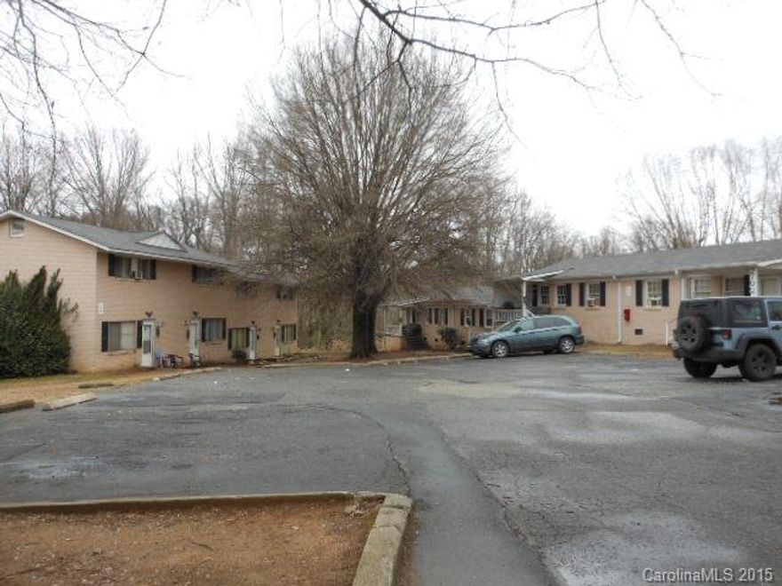 **RENT SPECIAL - $250.00 First Full Month's Rent** Great 2 bedroom / 1 bath unit at the Washington Heights Apartments.  This home features a spacious family room with laminate wood floors and an eat-in kitchen with stove and refrigerator.  There are also 2 large bedrooms and a full bath. Home features:  plenty of closet space, new mini-blinds, off-street parking, and a semi-private rear patio.  Water is included.