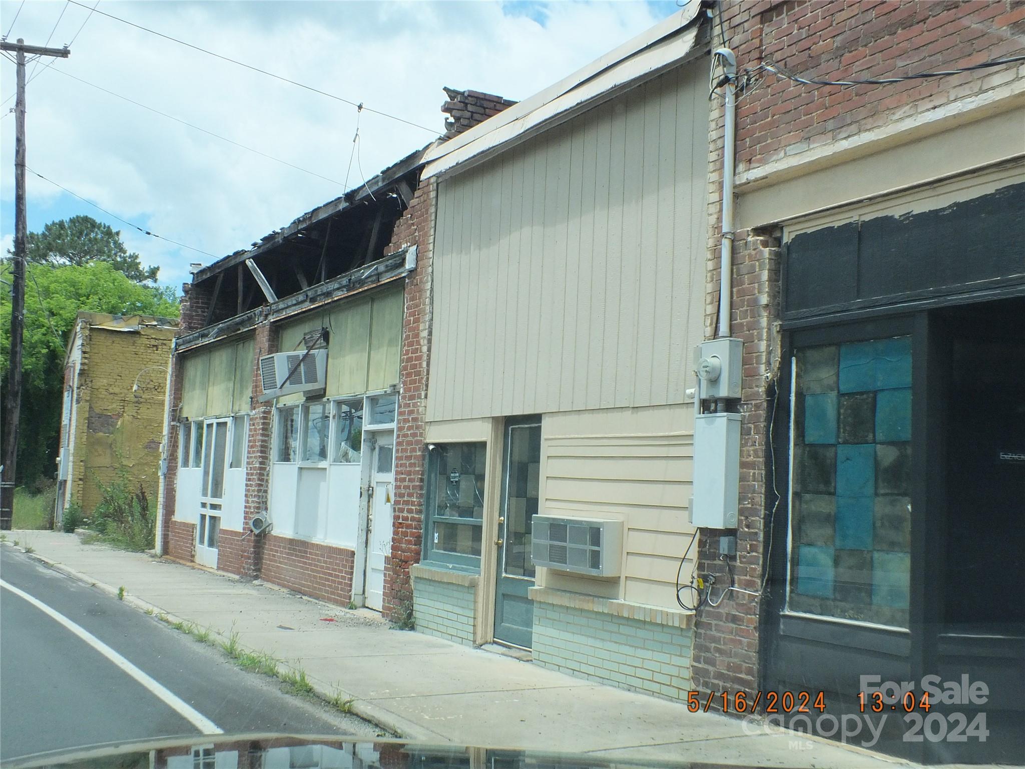 Main image without alt text