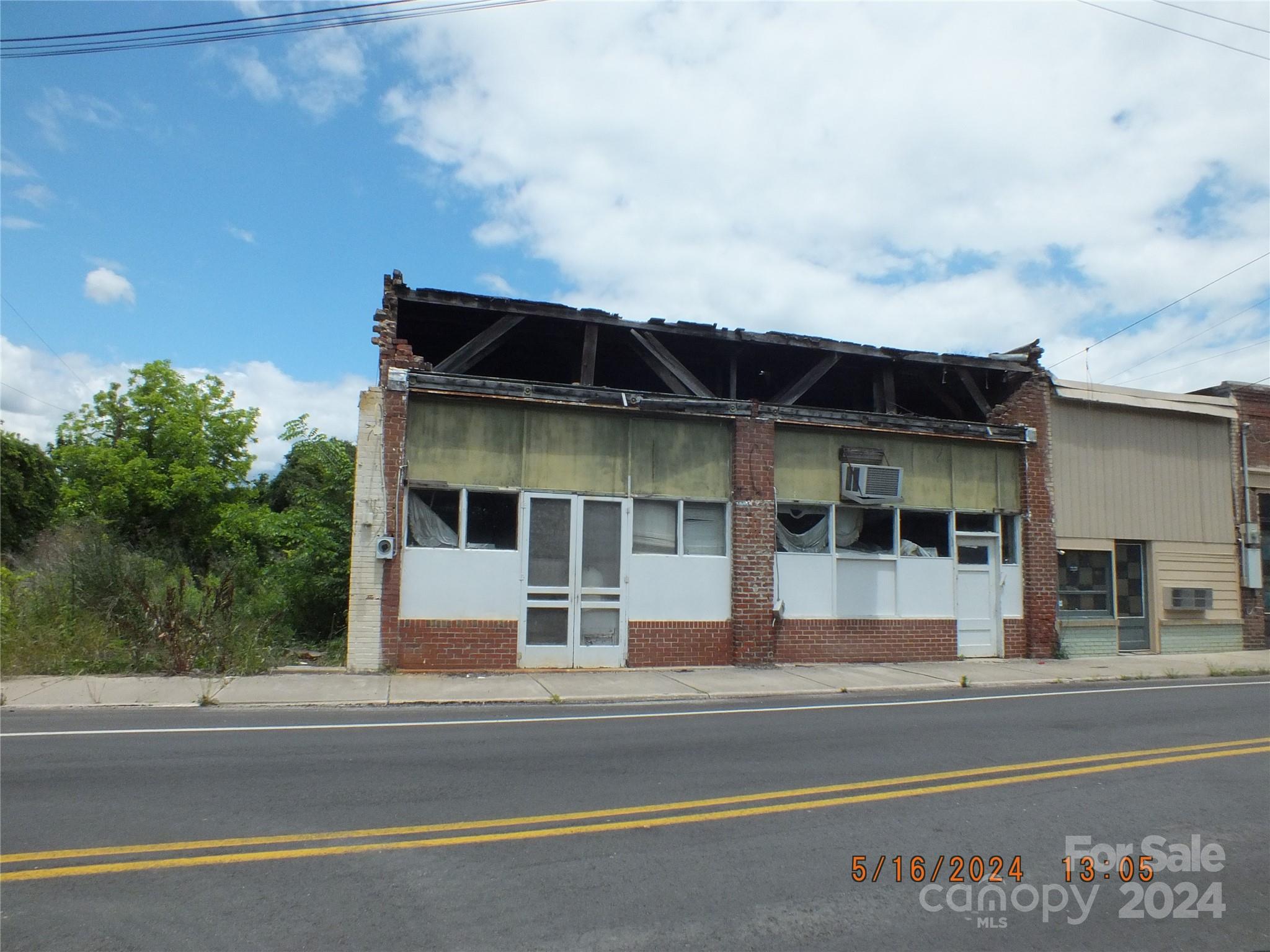 Main image without alt text