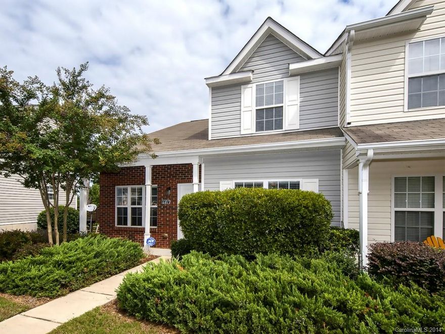 Stunning WELL maintained End unit in Cole Creek in beautiful Fort Mill SC!  Front porch and deck  with heavily wooded back.. (no back neighbors). Move in ready unit features a sunny Master suite down, laminate hardwoods and an upgraded kitchen with stainless appliances, smooth top stove,  a built in microwave and a pantry. Gas fireplace and lots of storage space!  HOA fee inclds trash pick-up. Only 20 minutes to downtown Charlotte. Five minutes to malls, shopping centers, restaurants, hospital!