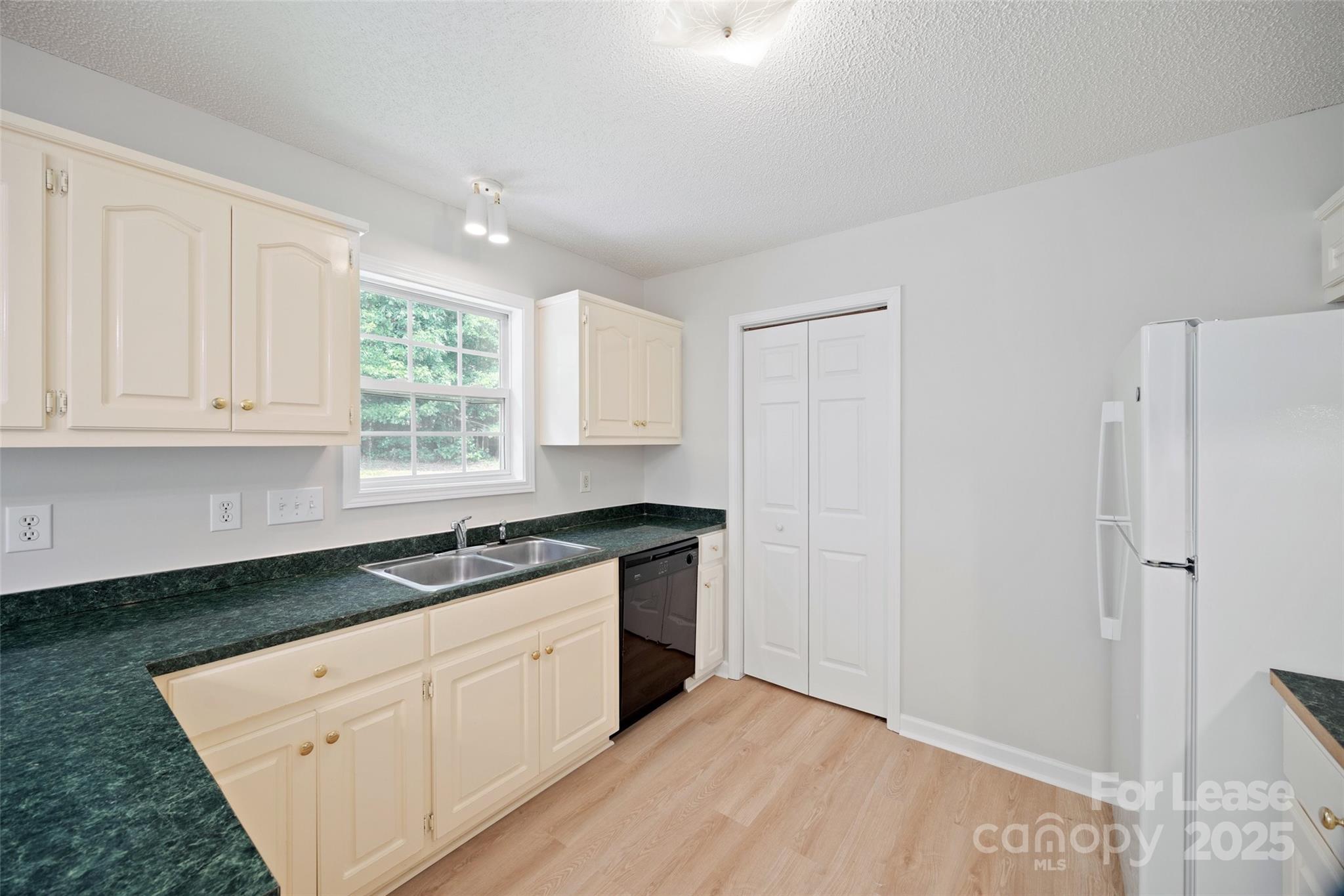 Avery Lake - Residential Lease