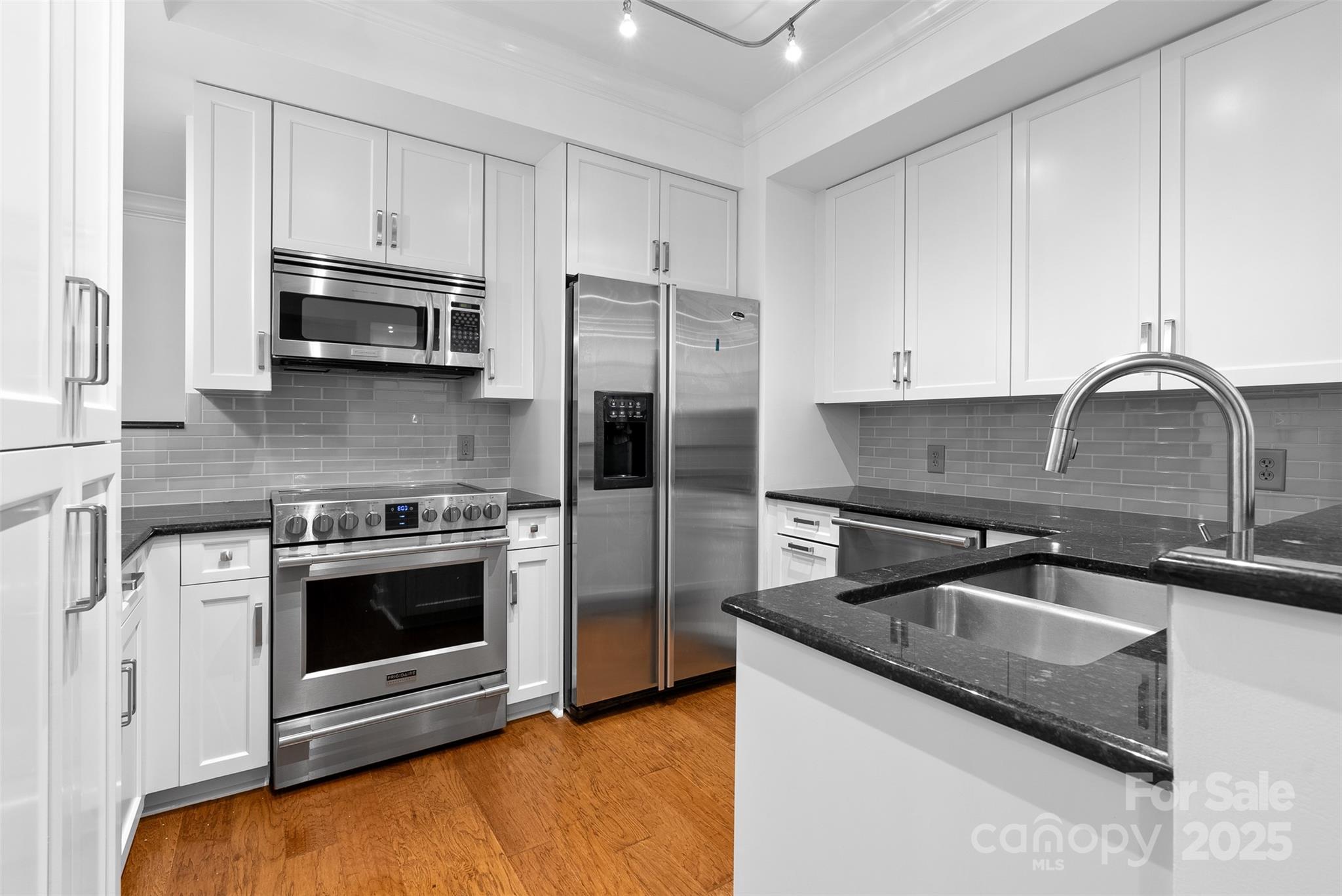 Charlotte, North Carolina 28203, United States, 2 Bedrooms Bedrooms, ,2 BathroomsBathrooms,Residential,Active,182529