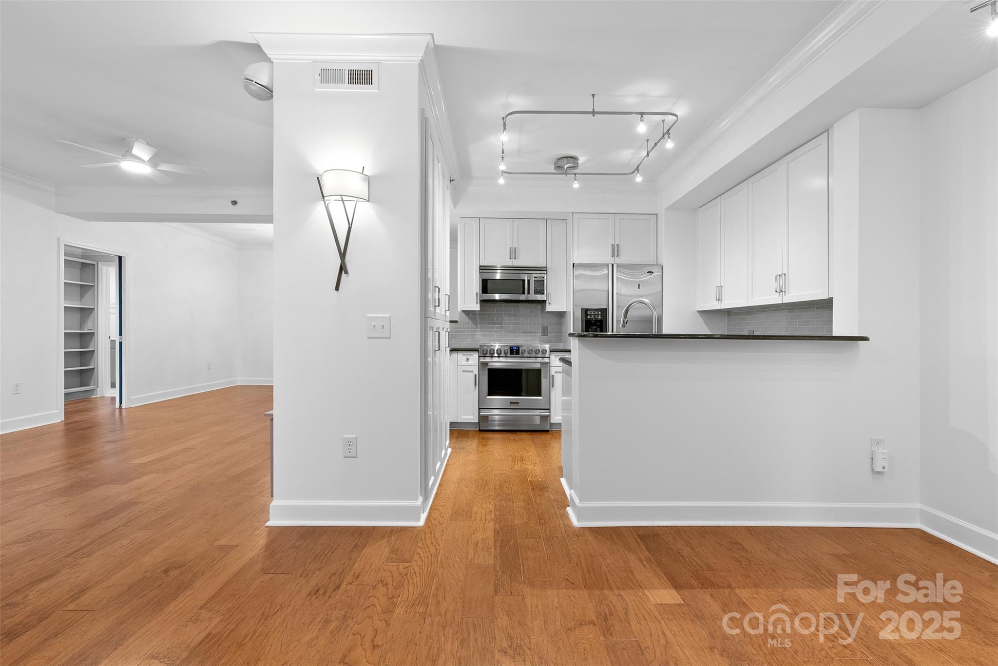 Charlotte, North Carolina 28203, United States, 2 Bedrooms Bedrooms, ,2 BathroomsBathrooms,Residential,Active,182529