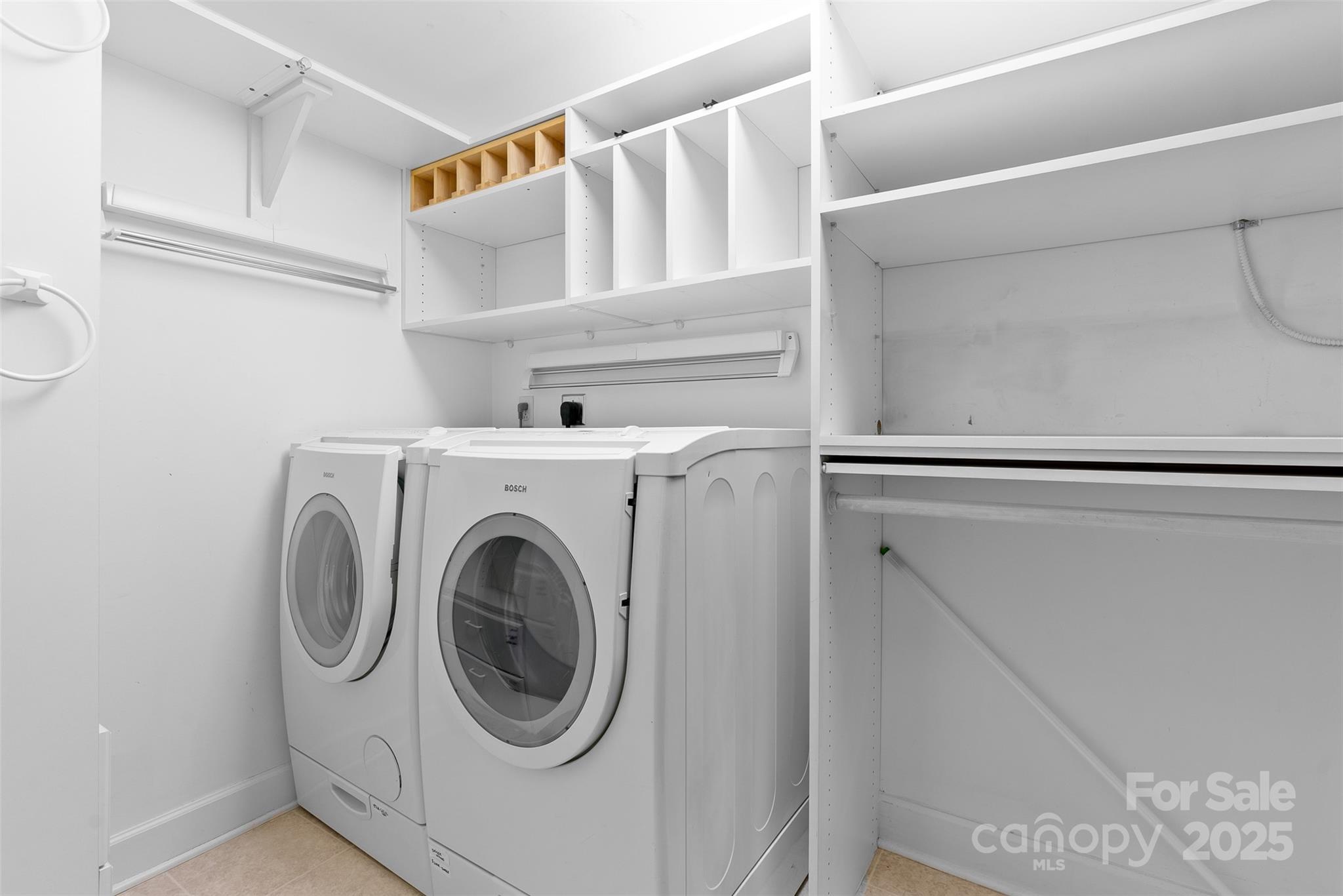 Charlotte, North Carolina 28203, United States, 2 Bedrooms Bedrooms, ,2 BathroomsBathrooms,Residential,Active,182529