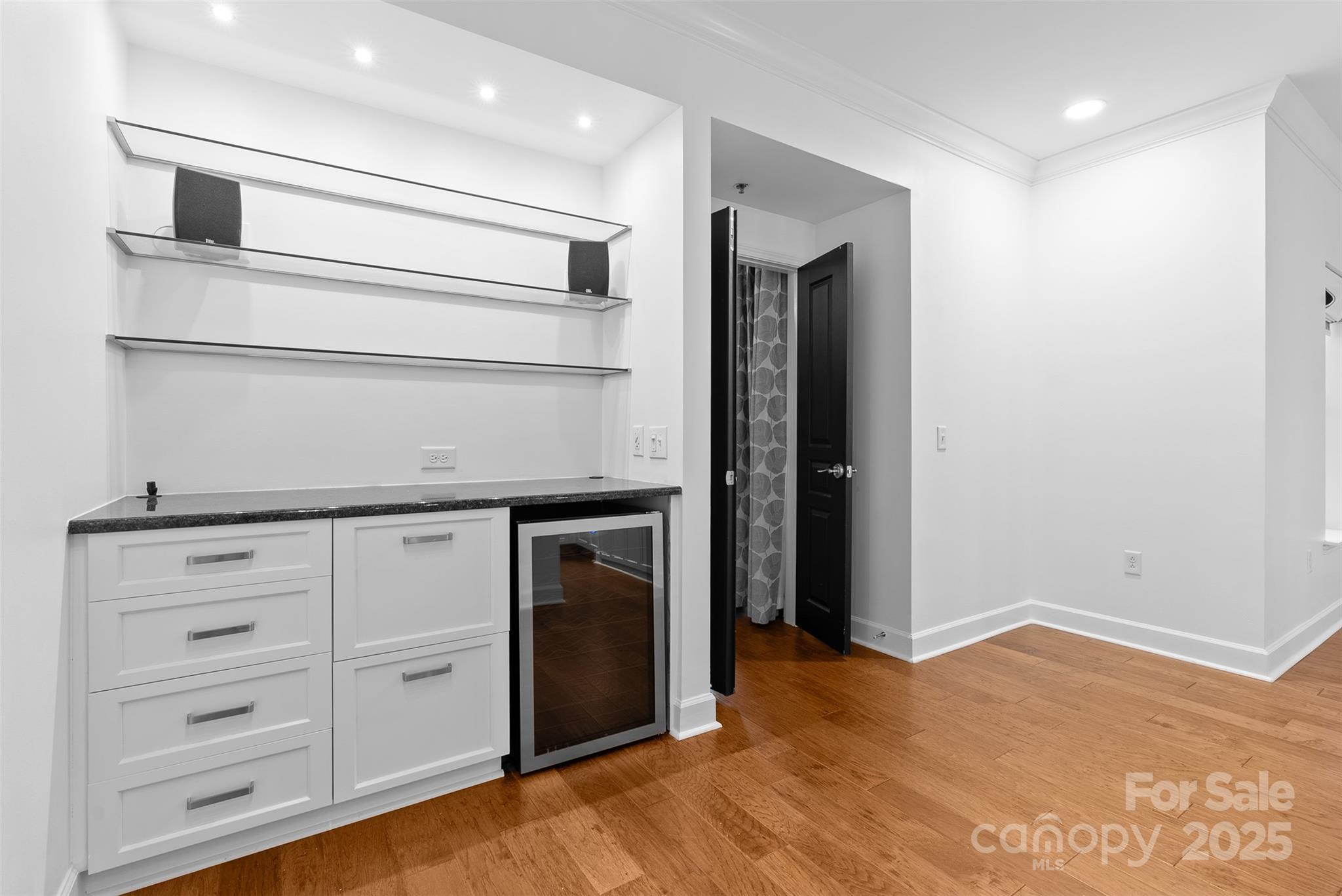 Charlotte, North Carolina 28203, United States, 2 Bedrooms Bedrooms, ,2 BathroomsBathrooms,Residential,Active,182529