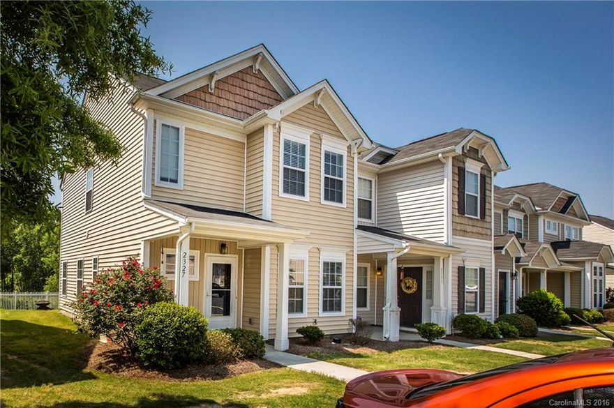 Immaculate townhouse in Cedar Mill! Entryway flows into the dining room then into the open floor plan of the kitchen and living room. Kitchen with beautiful dark cabinets, SS appliances, granite counter-tops and breakfast bar. Bright and open living room with elegant archway leading into the sun room.  Large master suite on upper level with en suite.  Great location, close to the White Water Center and airport. Beautiful amenities to enjoy!