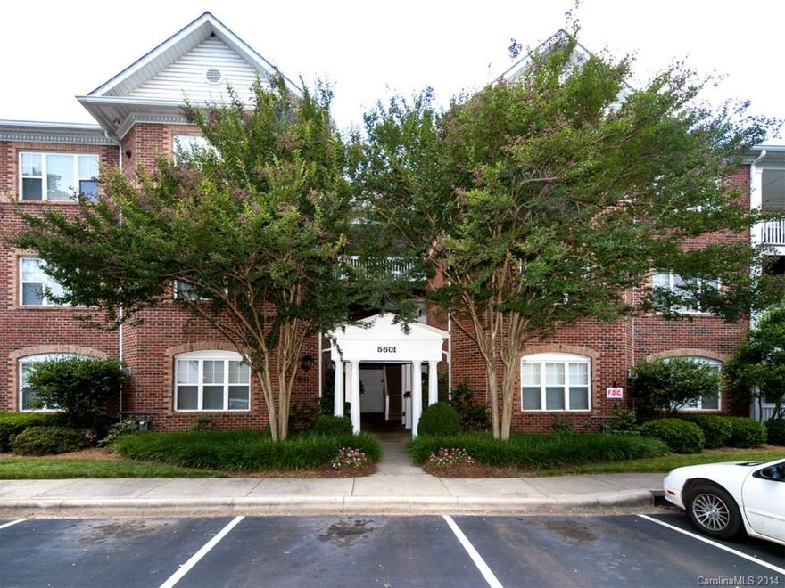 Fantastic top floor unit with gorgeous view of wooded area.  Very private, wood floors, ceramic tile in kit, vaulted ceiling.