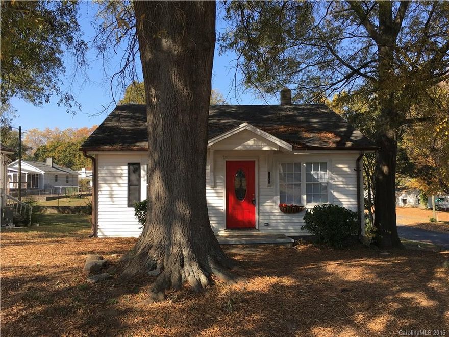 Come see to believe! This beautiful 2 bedroom, 1 bathroom cute bungalow is a MUST SEE! It features a cozy floorplan, nice kitchen with all appliances included, fresh paint throughout, new carpet, and a nice backyard. Call us today for a viewing!