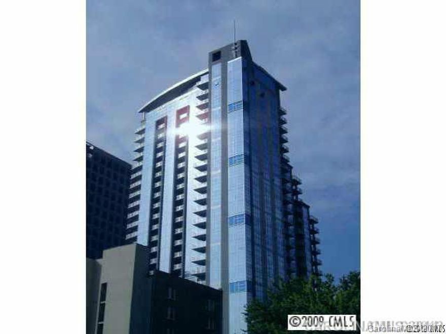 This great unit in Trademark has amazing views of the city. Building Amenities include Pool, Fitness/Gym, Pool Table, Grilling Area, Misting Station, Common Kitchen and Common Room.