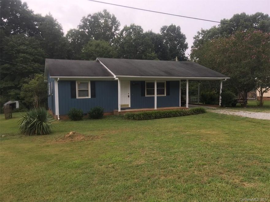 Lovely, cozy 2 bedroom 1 bath ranch home. New Laminate flooring and new carpet. Back deck with fenced in yard. Move in ready!!! Great location close to new 16 and only 9 miles to Lincolnton.