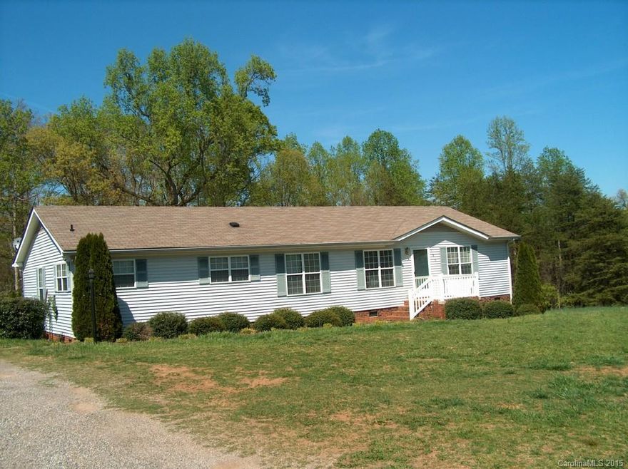 3 Bedroom, 2 Bath home located off Brawley School Road near Woodlands Elementary. Lots of privacy. Covered screen porch, deck, large yard. Short-term leases available (at higher rent rate). Small to medium pets allowed (additional fees and restrictions apply). Security Deposit special - only $100 with no pets. Free washer and dryer included at no additional charge!