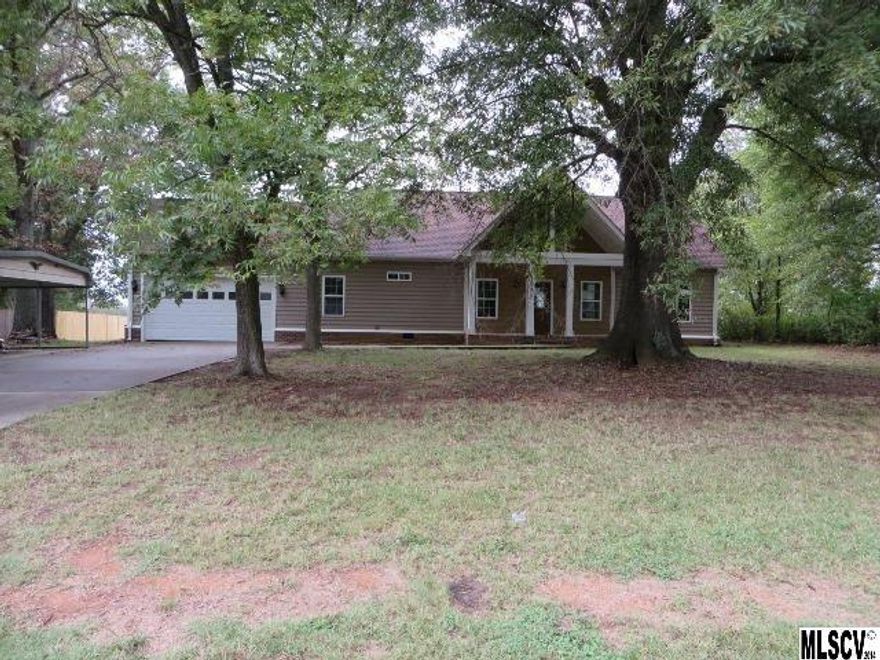 Vinyl ranch home on 1 acre! Hardwood floor, stone tile and granite counters. Kitchen has ample cabinet space & granite island/bar.  Soaring ceilings with many windows for maximum light. One acre level lot. Front porch and rear patio. Master suite offers whirlpool tub, shower & decorative stone tile. Oversized laundry room. Oversized attached two car garage.  Convenient location near Bandys High School.