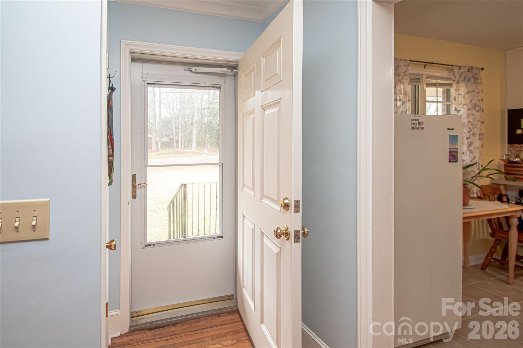 7218 Lakeside Drive N