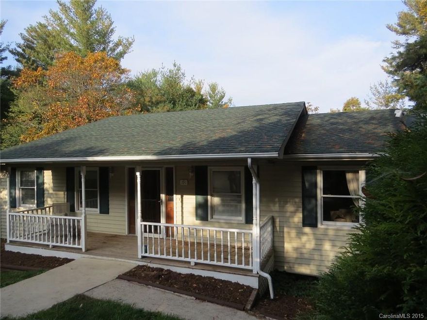 Close to everything! Shopping, dining, schools, downtown, etc. 3 Bedroom, 2 Bath, spacious living room and kitchen with dining area. Large Lot has open area and adjoins Mud Creek!