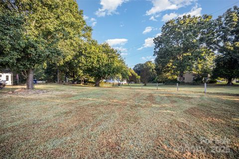 Photo of 4921 W Sugar Creek Road, Charlotte, NC 28213 (MLS # 4304994) Photo of 4921 W Sugar Creek Road, Charlotte, NC 28213 (MLS # 4304994)