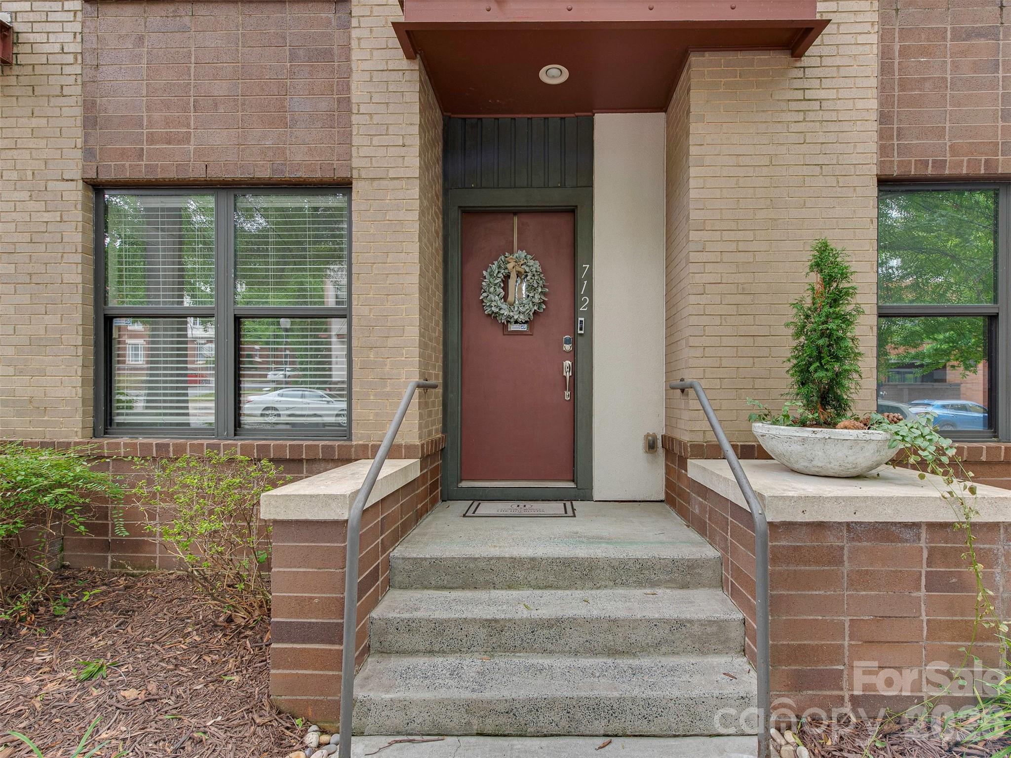 712 N Alexander Street