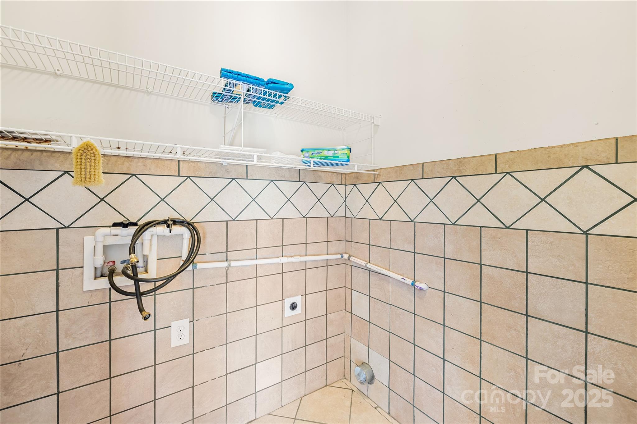 Charlotte, North Carolina 28212, United States, 4 Bedrooms Bedrooms, ,3 BathroomsBathrooms,Residential,Active,111025