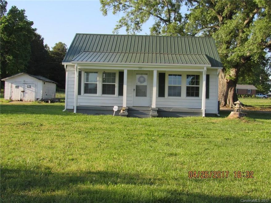 Great starter home or downsizing. This 2 bedroom one bath is ready to move in, HGrtVAC, metal Roof, plumbing and subflooring all replaced in 2015, electric checked out, stove and refrigerator,just completely repainted and cleaned. In Bufford school district on .69 of acre. Come see what country setting can offer