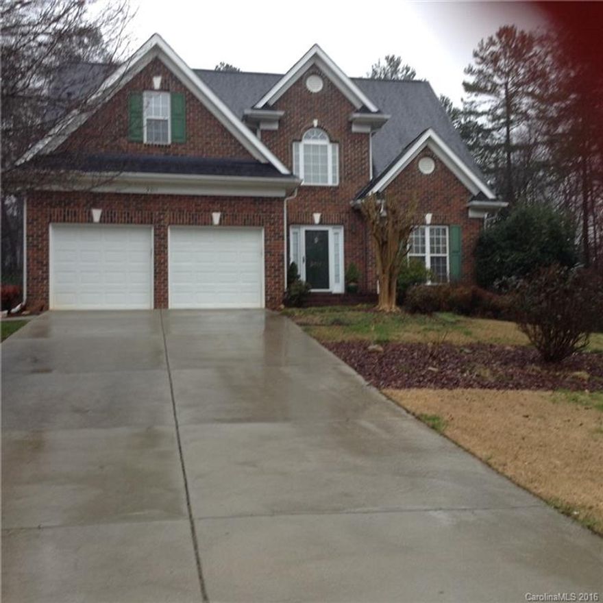 Better than new,one owner home in move-in ready condition.NEW roof (2015),New gaspack (2014),New granite counters (2015),hot water heater (2012),dishwasher,stove,disposal (2012).Hardwood flooring in kitchen,breakfast,& sunroom.Hunter Douglas designer window coverings throughout.Master on the main with trey ceiling,new carpet and new ceramic in bathroom,double vanities,garden tub & separate shower.Tons of storage in this home!All of this plus so much more on a heavily wooded well landscaped yard.