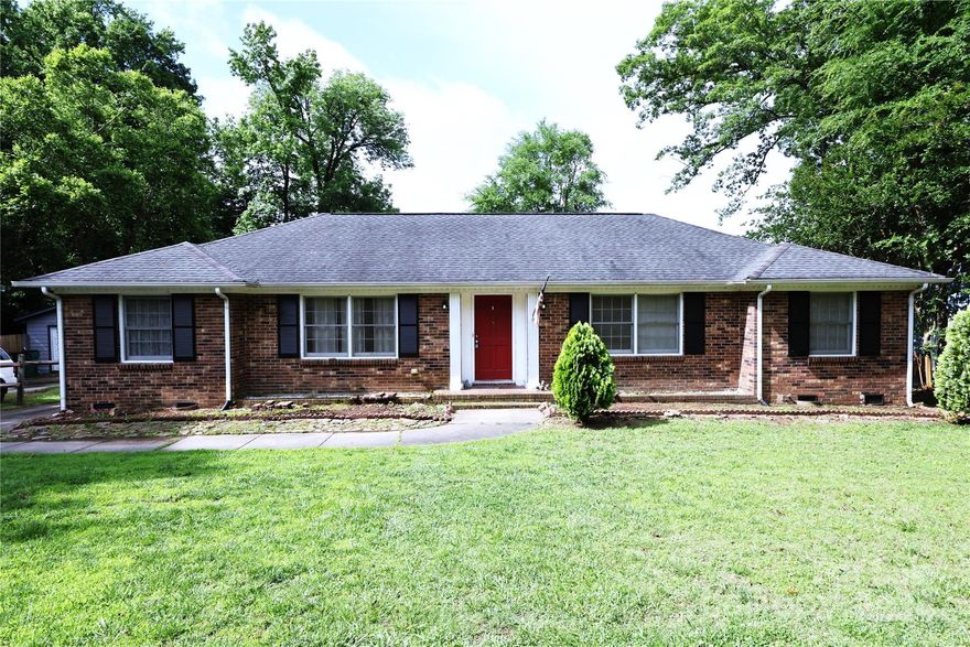All Brick Ranch home in mature neighborhood with In-ground Pool. Hardwood floors, ceiling fans, gas fireplace, bright and open floor plan. In-ground pool is surrounded by Privacy Fence& beautiful landscaping. Convenient Location . Close to  Downtown.