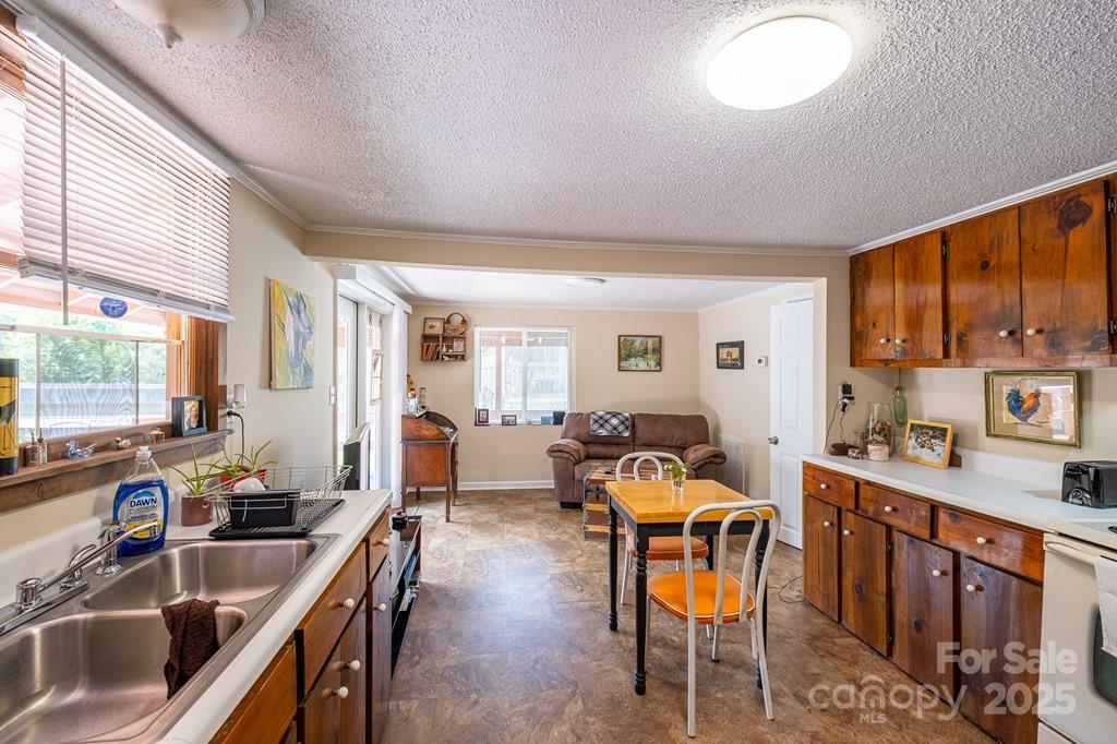 Whittier, North Carolina 28789, United States, 4 Bedrooms Bedrooms, ,3 BathroomsBathrooms,Residential,Active,148818