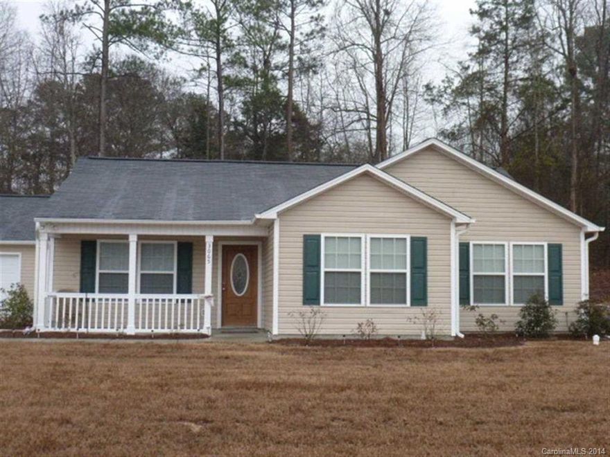 "David Funderburk Construction". Located in McDonald Green Grammar School dist. & minutes from town, hospital and shopping. With over 1400 sq ft., it's a lot of home for the money, with a very nice kitchen and dining area all opens to the large family room. Kitchen comes complete just needs the cook. This 3 bedroom 2 bath with dble detached garage is move in ready.