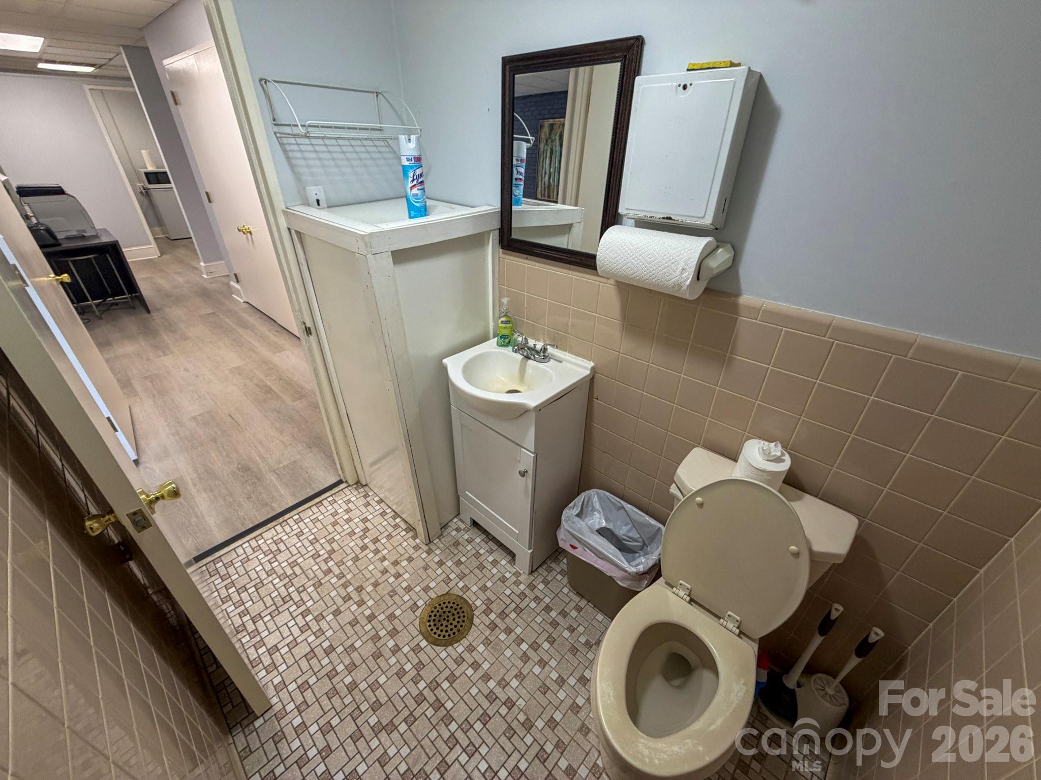 Main image without alt text