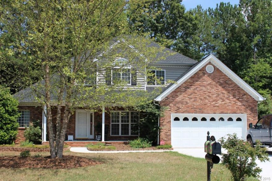 Master on Main, Spacious rooms! Hardwoods in the Foyer, dining room Kitchen and breakfast area. Built-in Oak Computer station with cabinets.  Beautifully landscaped corner lot. Great storage. Wood blinds. Granite counter tops. screen porch. Covered front porch.  Extra large bedroom upstairs, perfect for a Pool table! MOTIVATED SELLERS! BRING OFFERS!