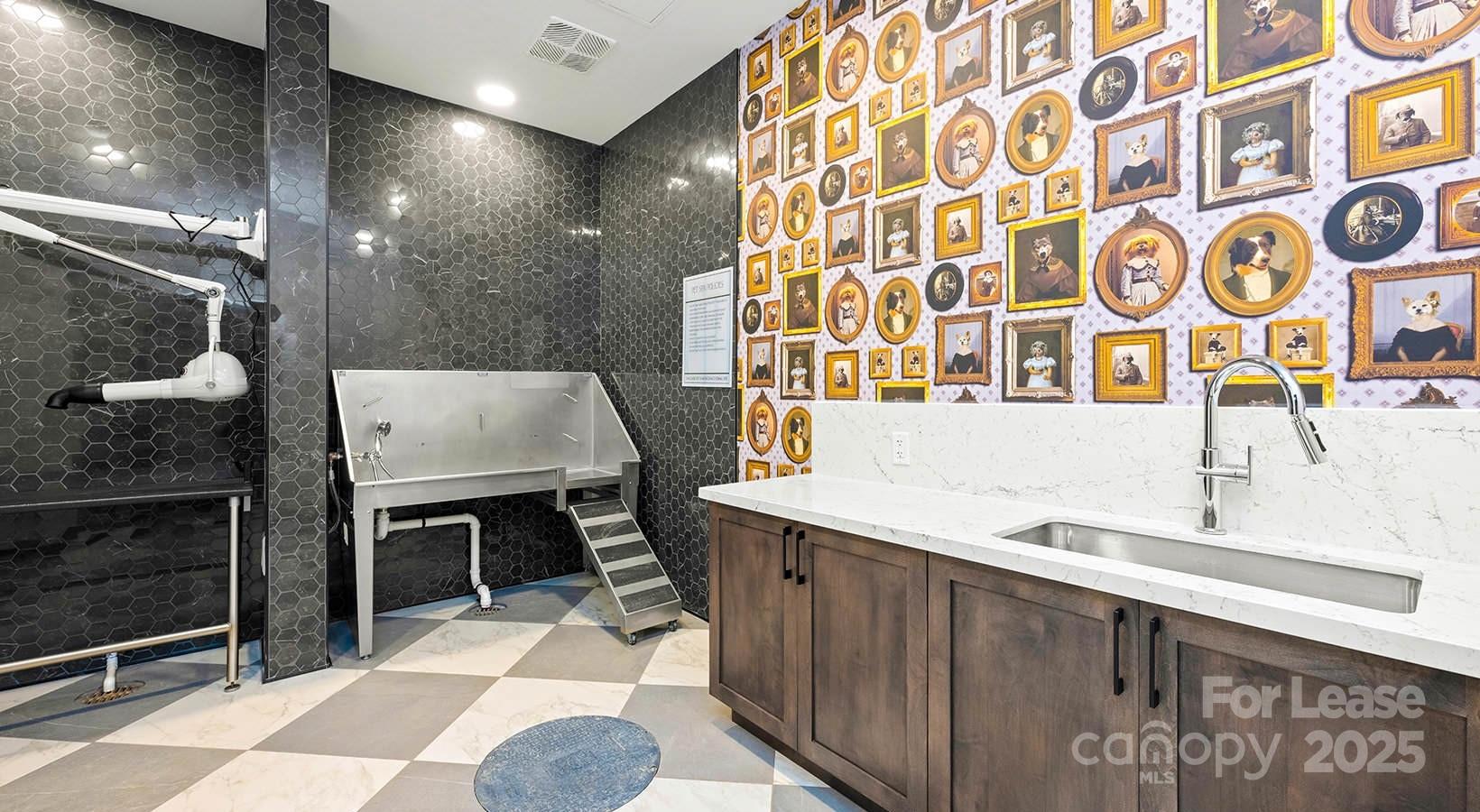 Charlotte, North Carolina 28203, United States, 3 Bedrooms Bedrooms, ,3 BathroomsBathrooms,Residential,Active,44319