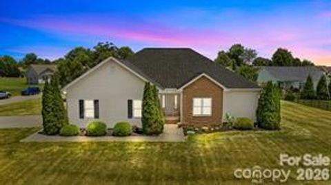 Photo of 104 Castle Pines Lane, Statesville, NC 28625 (MLS # 4367535)