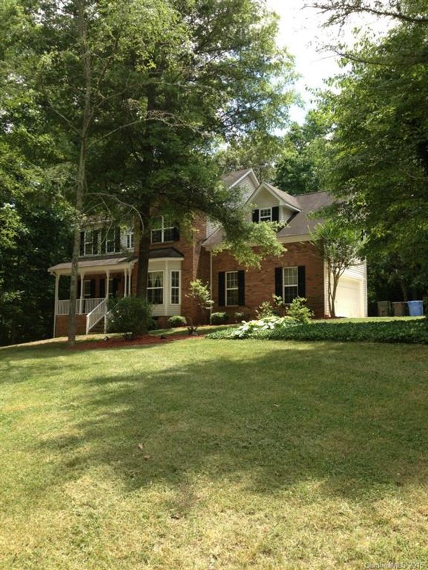 Beautiful brick front 2 story home sitting on 1.38 acre wooded lot in the sought after Mint Hill area! Open floor plan including both formals, oversized kitchen w/custom cabinets; eat in bar, greatroom with custom wood floors; gas fireplace! 2nd floor offers large master w/Jacuzzi tub; large walk-in! 2 car side-load garage. Enjoy private backyard from oversized screen porch!