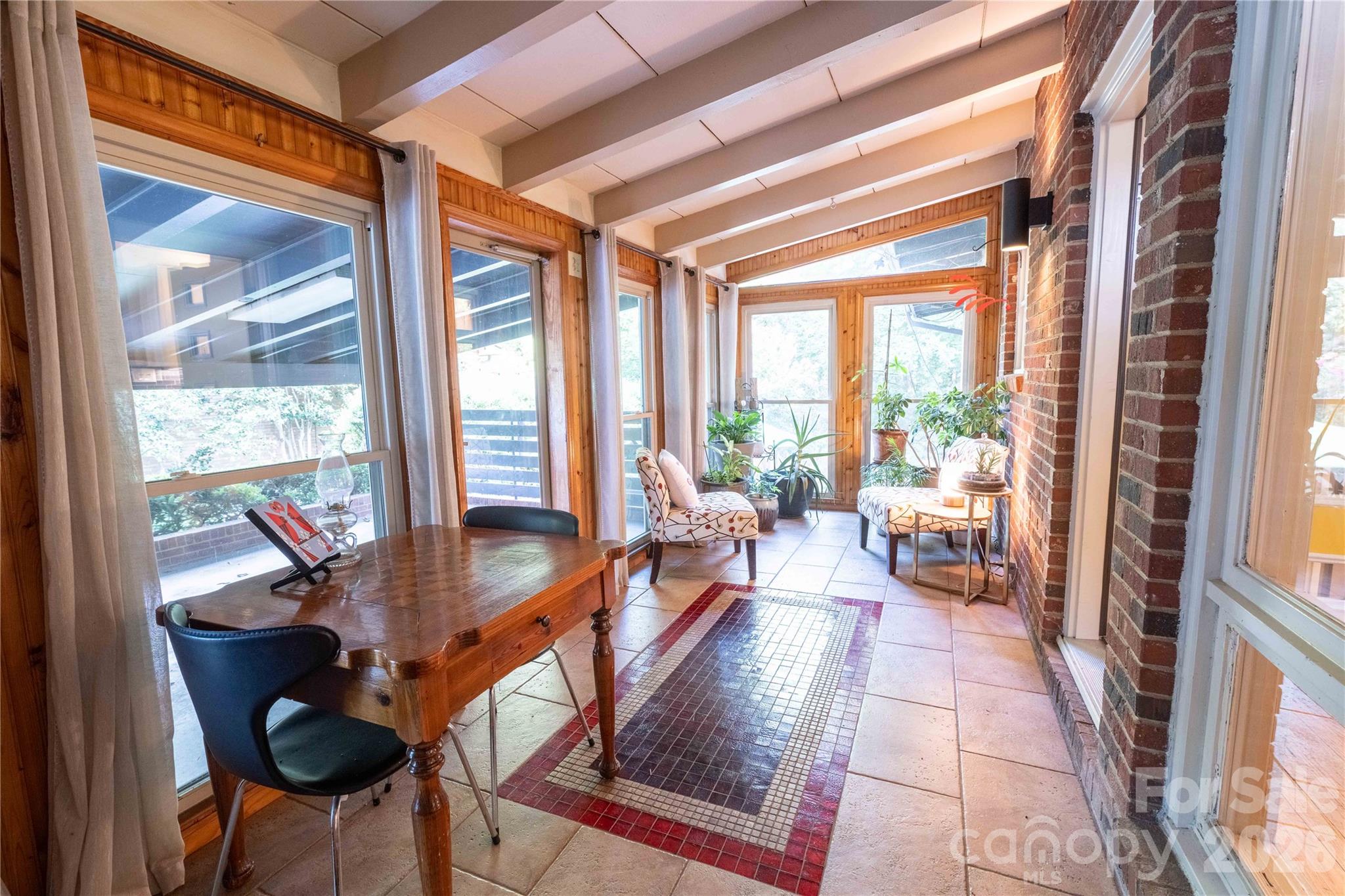 2216 Shadyview Drive