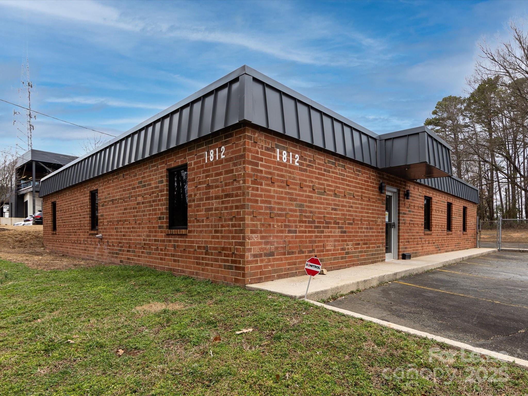 1812 W Morehead Street