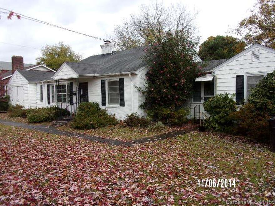 Nice ranch style home on large lot with private backyard. Home has 3rd bedroom as 2nd living quarters, with
it's own bathroom and kitchen. Fantastic value with tremendous potential!