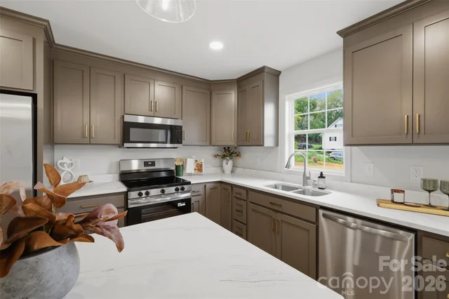 155 Haven Circle, photo 3 of 33