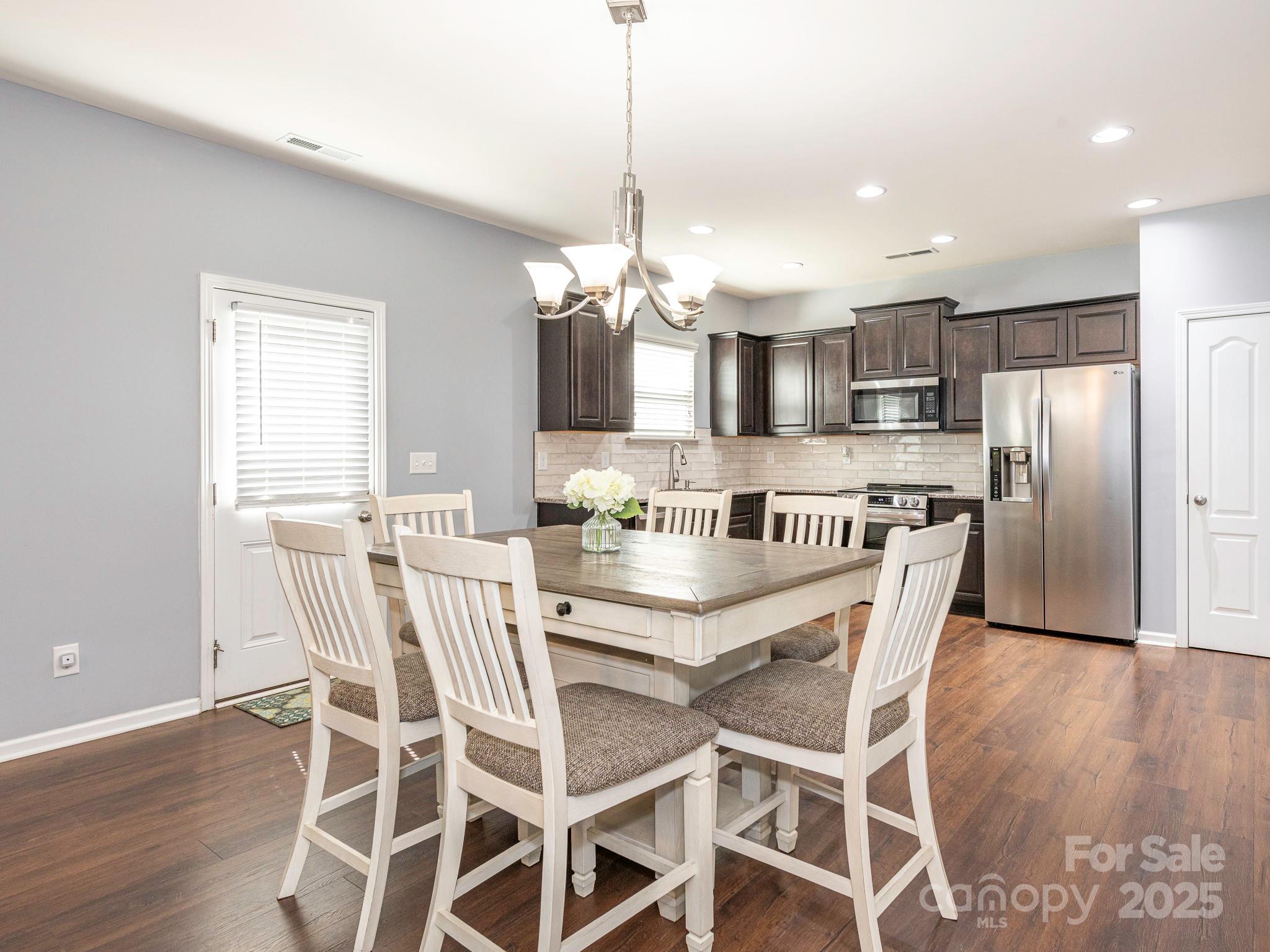 9123 Magnolia Lily Avenue