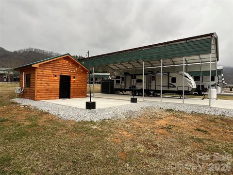 415 Hyde Road 24 Stecoah NC 28771