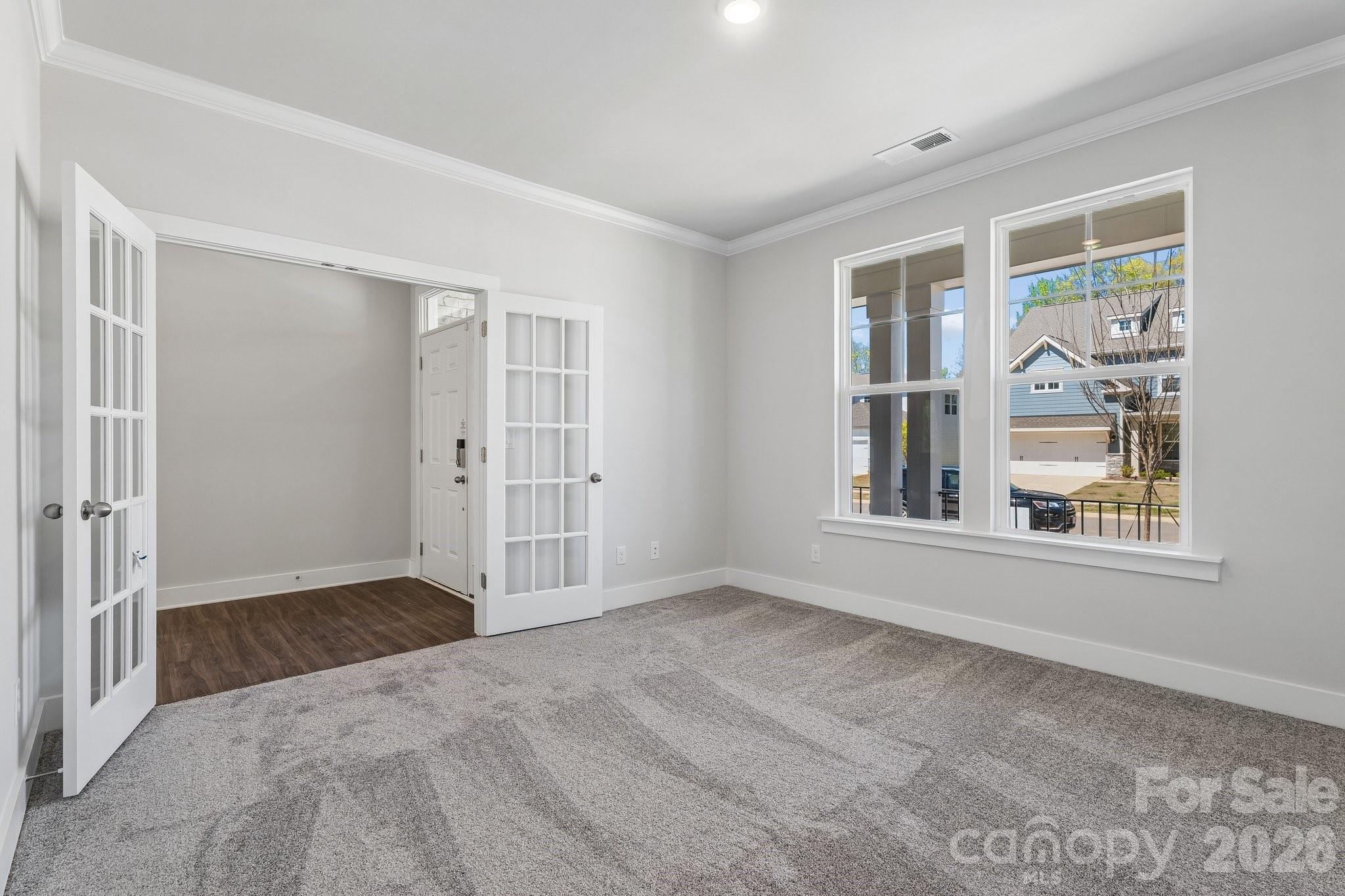 208 E Warfield Drive