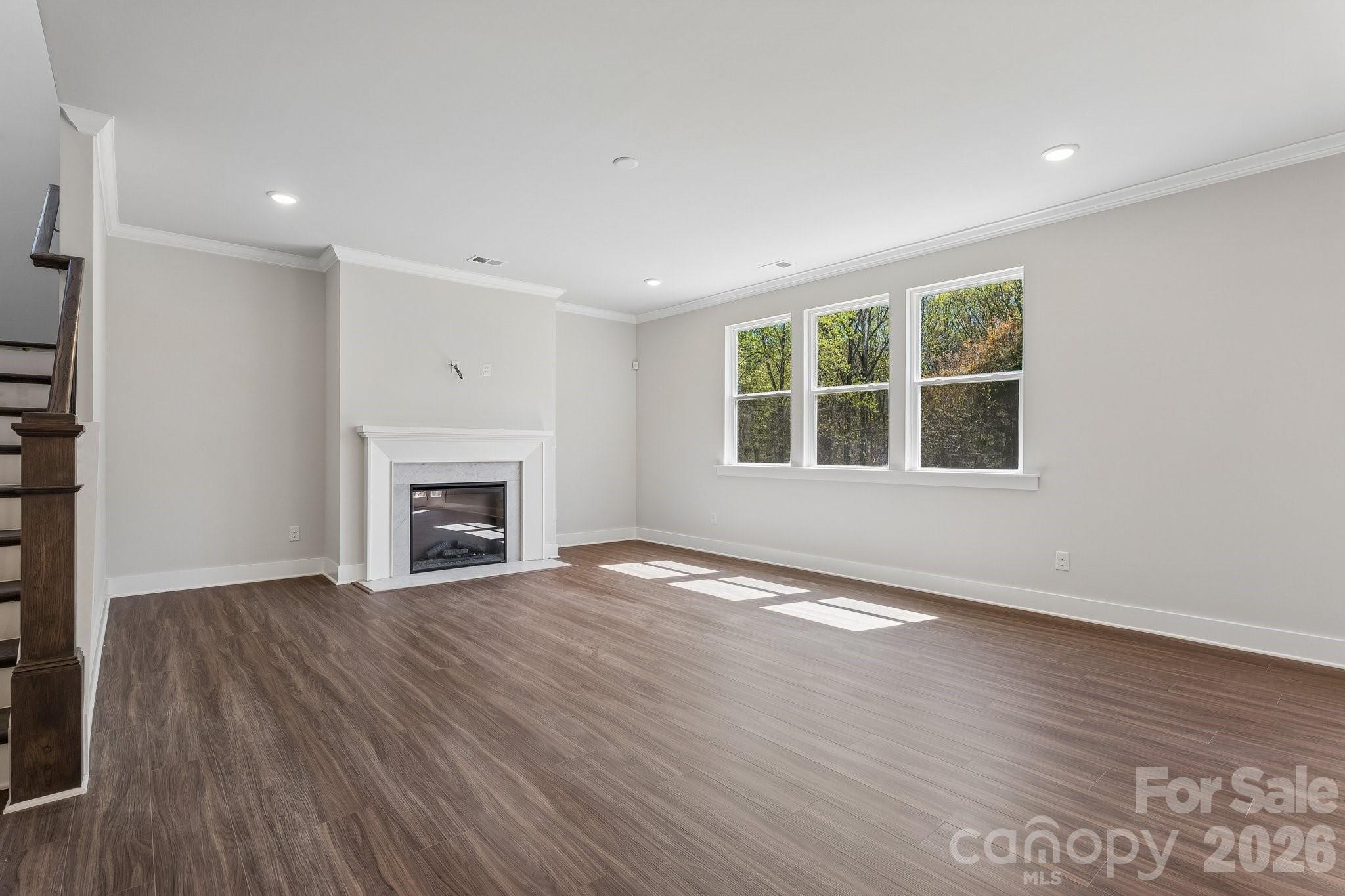 208 E Warfield Drive