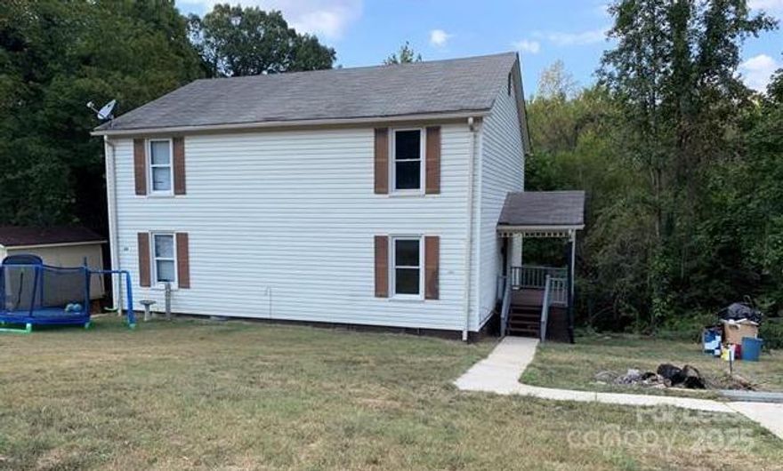 Large 3 bedroom, 2.5 Bath 3 level townhouse style property.