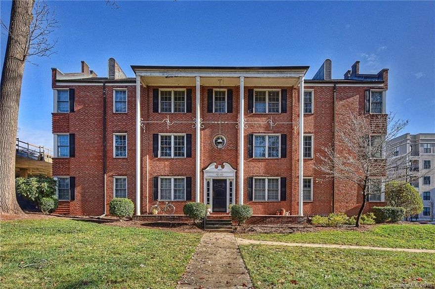 Spacious one bedroom condo with hardwoods, arched doorways, and updated kitchen. Prime location within minutes to downtown, Dilworth shops and restaurants, and CMC hospital.  Refrigerator conveys.