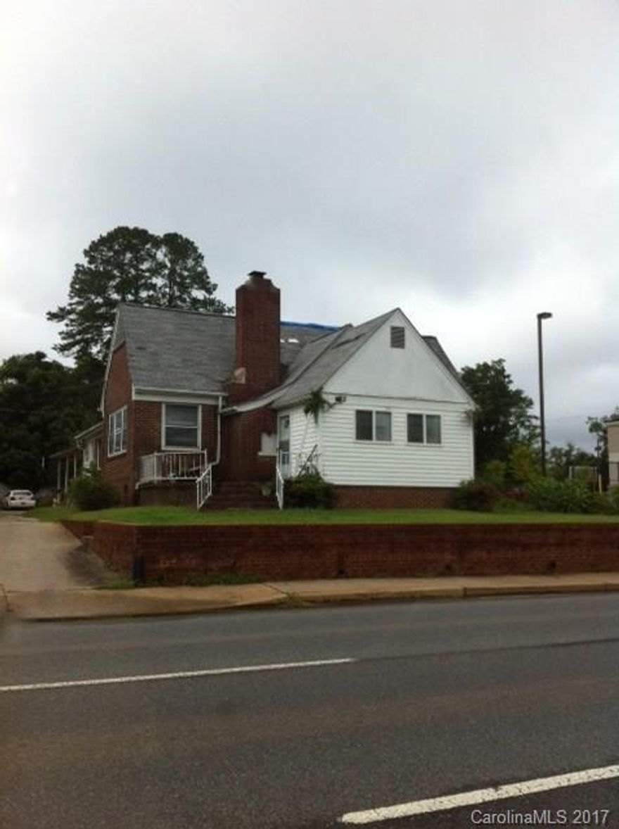 Mutliplex.. House part is 101 has 2 bedrooms and 1.5 bath.. Apt 102.. 1 bedroom.... Apt 103 - studio.. .Apt 201 - upstairs - 1 bedroom.
All units are currently rented