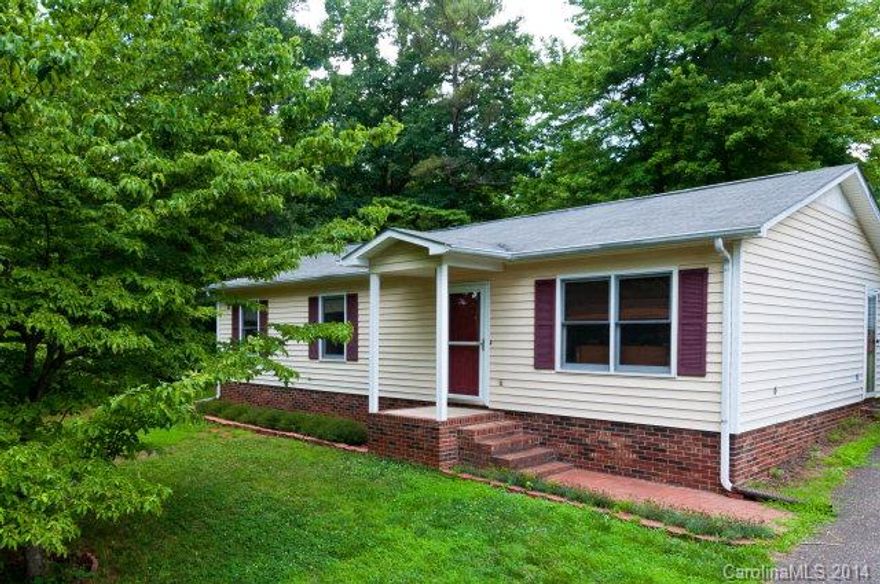 Cute 3br 2 ba home. Perfect for starter or downsizing. Located at end of road at cul de sac. Very roomy for its size. Master has private bath & walk in closet. Easy access to Hwy 74, I85 Hwy 216 or Hwy 116.