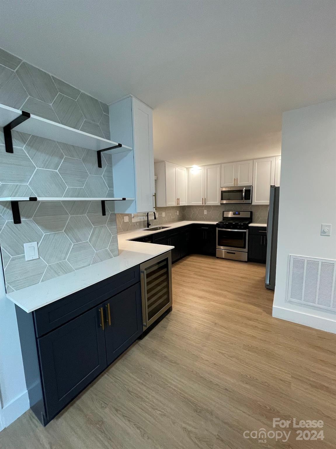 Asheville, North Carolina 28805, United States, 3 Bedrooms Bedrooms, ,3 BathroomsBathrooms,Residential,Active,56431
