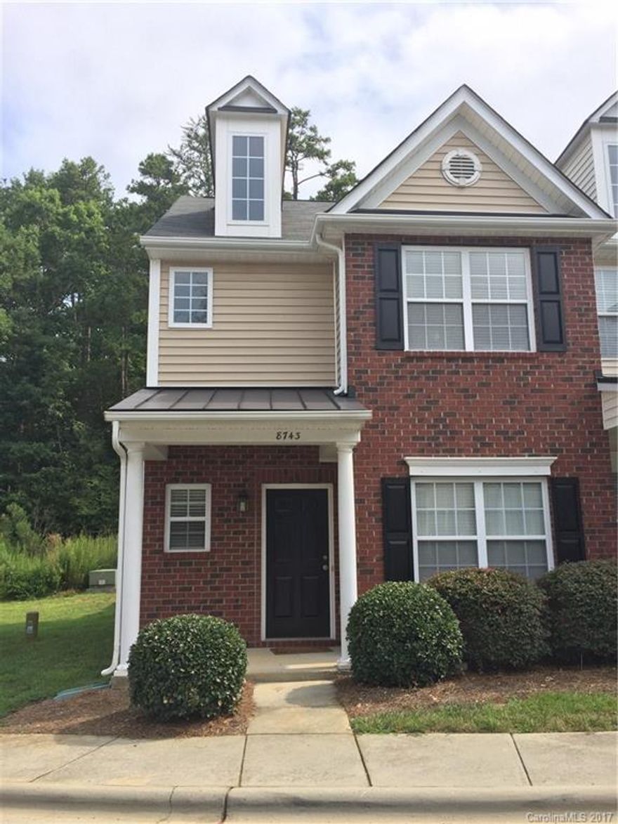 Beautiful end unit with bright open floor plan. Beautiful kitchen with oak cabinets and lots of counter space. Great room features a fireplace. Large master suite on the main level with garden tub. Freshly painted and brand new carpet.